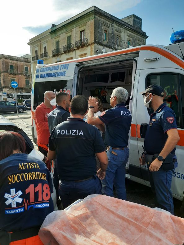 TARANTO - Tenta il suicidio lanciandosi in mare: salvata dalla Polizia